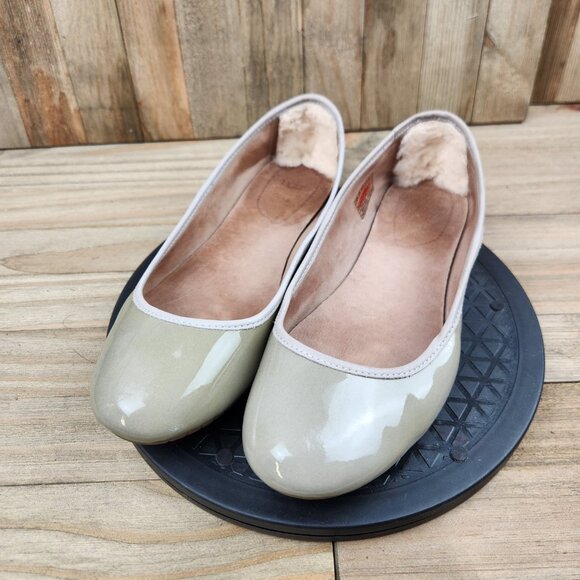 Womens Ugg Antora size 8 Patent Leather Slip On Flats - Picture 1 of 9